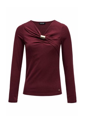 Top de manga larga color burdeos con escote en V, tela fruncida en el pecho y un detalle en tono dorado. Textura suave y diseño ajustado.