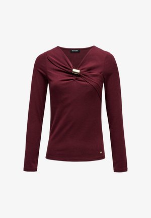 Haut à manches longues bordeaux avec un col en V, un tissu froncé au niveau de la poitrine et un accent de ton doré. Texture lisse et coupe ajustée.