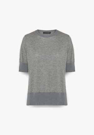 Grijze korte mouwen trui gemaakt van zacht materiaal, met een ronde halslijn en contrasterende donkergrijze afwerking bij de mouwen en de onderzoom.