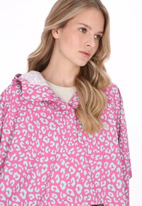 Könnyű rózsaszín esőponcsó türkiz leopárdmintával, kapucnival és elöl patentos záródással. Simaszövetű.