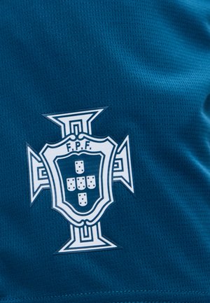 Kék texturált szövet fehér és tengerészkék emblémával, amelyen kereszt és pajzs látható, rajta az F.P.F. jelzéssel és öt kisebb pajzzsal belül.