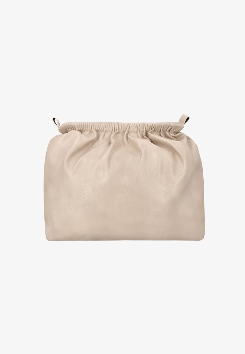 Béžové kožené psaníčko s nařaseným vrškem, hladkou texturou a dvěma malými bočními poutky. Kompaktní, měkký tvar vhodný pro večerní použití.