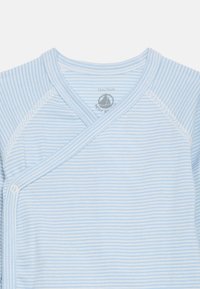 Φορμάκι μωρού με γαλάζιες και λευκές ρίγες, με στυλ που κλείνει μπροστά και κουμπώνει στο πλάι του γιακά, μέγεθος 12 μηνών.