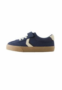 Marineblaue Sneaker mit beigen Akzenten und weißen Schnürsenkeln, ausgestattet mit einem Klettverschluss, vor einem schlichten weißen Hintergrund.