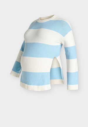 Suéter de maternidad a rayas en azul claro y blanco, con cuello redondo, mangas largas y aberturas laterales. Fabricado con tela suave y texturizada.