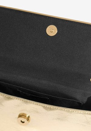 Pochette metallizzata dorata con finitura testurizzata. Interno con fodera in tessuto nero e chiusura magnetica circolare.