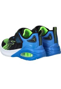 Zwarte en blauwe sportschoenen met groene accenten, gestructureerde bovenkant en luchtkussens. Klittenbandsluiting en duurzame rubberen zool.