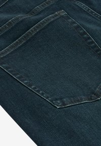 Tmavě modré džíny ze denimové látky s několika našitými kapsami, které vykazují hladkou texturu a klasický design. Obsahují viditelné švy.