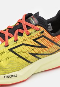 New Balance FUELCELL VENYM - Trail tekaški čevlji - khaki