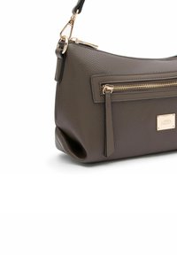 Bruine handtas van tekstuurleer met een ritscompartiment, gouden hardwareaccenten en een gebogen vorm. Beschikt over een afneembare schouderband voor extra veelzijdigheid.