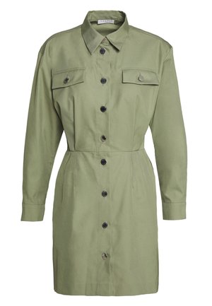 Jasnozielona sukienka koszulowa na guziki z długimi rękawami, dwoma kieszeniami na piersi z klapkami i guzikami oraz szpiczastym kołnierzem.