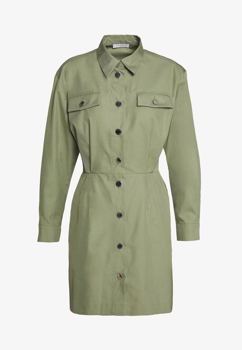Robe-chemise vert clair à boutons, manches longues, deux poches poitrine à rabat avec boutons, et col pointu.