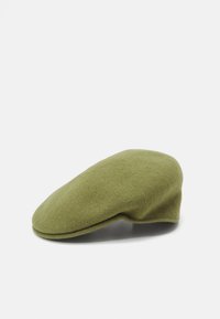 Béret en laine vert avec une texture douce, une forme arrondie et un bord cousu. Design minimaliste sans embellissements ni motifs.