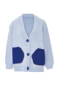 Cardigan azzurro chiaro con scollatura a V, due tasche a toppa blu scuro e bottoni blu. Tessuto a maglia con bordi a contrasto e design semplice.
