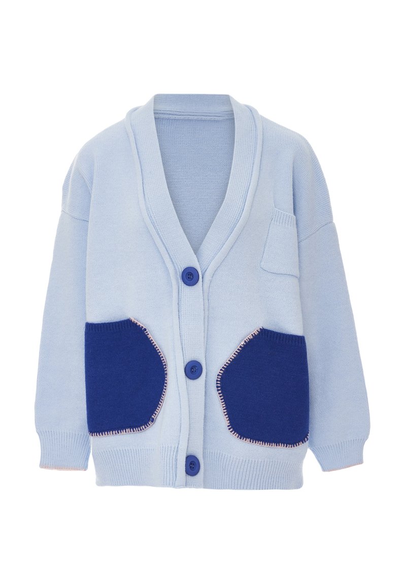 Cardigan azzurro chiaro con scollatura a V, due tasche a toppa blu scuro e bottoni blu. Tessuto a maglia con bordi a contrasto e design semplice.