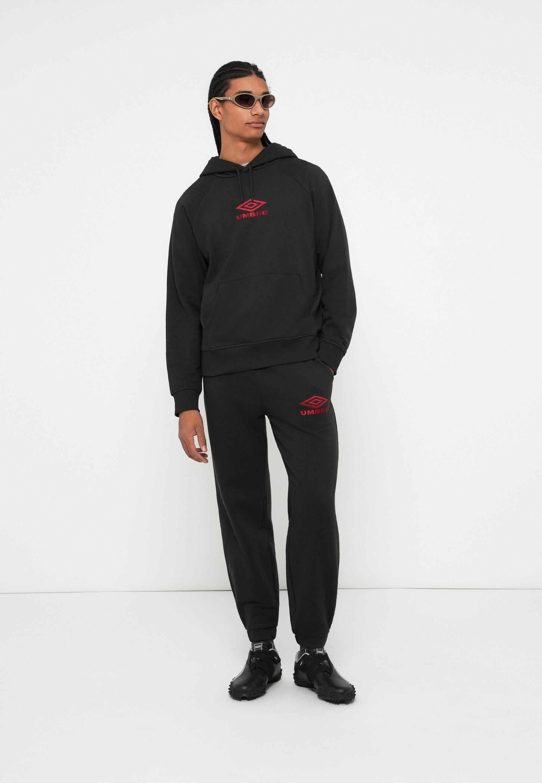 Umbro ICONIC HOODIE - Jersey con capucha - black/chili pepper