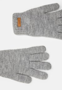 Grå strikkede handsker lavet af blødt uld, med en ribkant og en læderlabel syet på håndleddet. Fire-finger design.