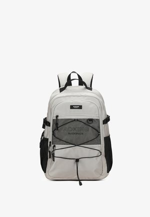 Zaino grigio chiaro con molteplici scomparti con cerniera, tasca frontale in rete nera, spallacci regolabili e dettaglio con cordoncino elastico sul davanti.