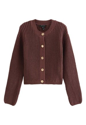 Cárdigan marrón de punto grueso con mangas largas y cinco botones decorativos dorados al frente, con cuello redondo.