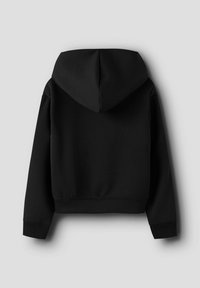 Hoodie noir raccourci en tissu doux, avec une grande capuche, des poignets côtelés et un design simple sans logos ni motifs.