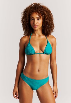 Turquoise bikiniset met een triangelbeha met stringtjes en bijpassende low-rise bikini broekjes, beide met een getextureerd bloemenpatroon.