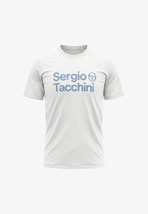 Biele tričko s krátkym rukávom, s bledomodrým nápisom "Sergio Tacchini" a kruhovým logom umiestneným v strede na hrudi.