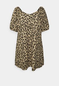 Vestido de manga curta em estampa de leopardo em bege com pontos pretos. Apresenta um decote amplo e uma silhueta fluida. Feito de um tecido suave e leve.