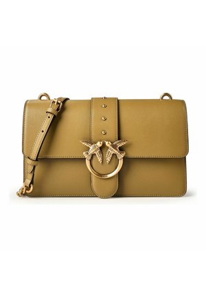 Sac à bandoulière en cuir vert olive avec fermoir en forme d'oiseau doré et bandoulière réglable, présentant des clous décoratifs dorés sur le rabat avant.