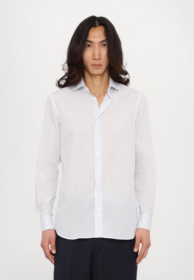 Witte overhemd met lange mouwen, voorzien van dunne blauwe en rode strepen, een puntige kraag en knoopsluiting. Het shirt heeft gestructureerde manchet en een zachte textuur.