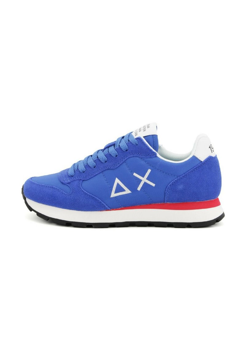 Sneaker blu in suede e rete, con suola in gomma bianca, banda accentuata rossa e dettaglio del logo triangolare sul lato.