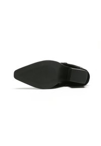 Suela de zapato de tacón alto negra con forma puntiaguda, surcos profundos para tracción y una sección de tacón plana. Textura suave.