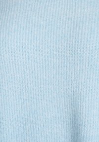 Tessuto lavorato a maglia di colore azzurro chiaro con una trama a costine, caratterizzato da linee verticali e una finitura morbida e liscia. Adatto per indumenti o accessori.