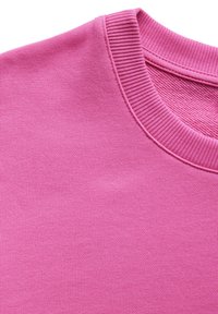 Felpa a girocollo fucsia con lavorazione a maglia testurizzata, dotata di un colletto a costine e una superficie del tessuto liscia e uniforme.