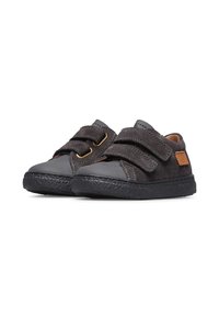 Zapatos para toddlers de ante negro y goma con dos tiras de Velcro, puntera redondeada, suela texturada y un pequeño parche con logo en el lateral.