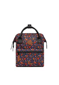 Blumenrucksack mit schwarzem Hintergrund, der rote und lila Blumen zeigt. Er verfügt über einen oberen Griff und eine vordere Reißverschlusstasche mit Lederakzenten.