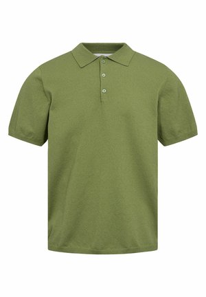 Grünes Poloshirt mit kurzen Ärmeln aus strukturiertem Stoff, klassischem Kragen und drei Knöpfen am Hals. Sauberes und einfaches Design.
