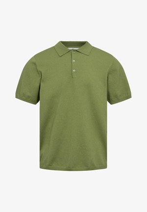 Polo verde de manga corta con tejido texturizado, un cuello clásico y tres botones en el cuello. Diseño limpio y sencillo.