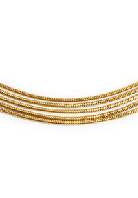 Collana a catena color oro con più filamenti, caratterizzata da un design intrecciato e una texture liscia e lucida.