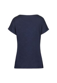 Camiseta de manga corta azul marino con un escote amplio, corte relajado y ligeras aberturas en los costados del dobladillo para mayor movimiento.