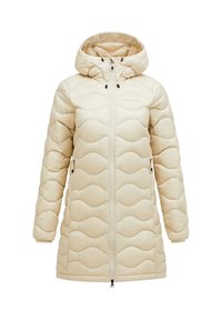 Gevoerde crèmekleurige winterjas met een capuchon, voorzien van een golfpatroon textuur, een rits aan de voorkant en zijzakken met zwarte accenten.