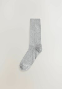 Grau-gestrickte Baumwollsocke mit geripptem Bündchen, glatter Textur, mittlerer Dicke und einem gestickten Logo nahe der Oberseite.