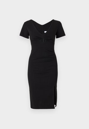 Fekete, testhez simító ruha rövid ujjakkal, V-kivágással, ráncolt mellrésszel és oldalsó hasítékkal. Rugalmas anyagból készült, sima textúrával.
