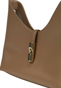 Borsa a tracolla in pelle marrone con una superficie liscia, dotata di una chiusura in metallo dorato e di un design minimalista e moderno.