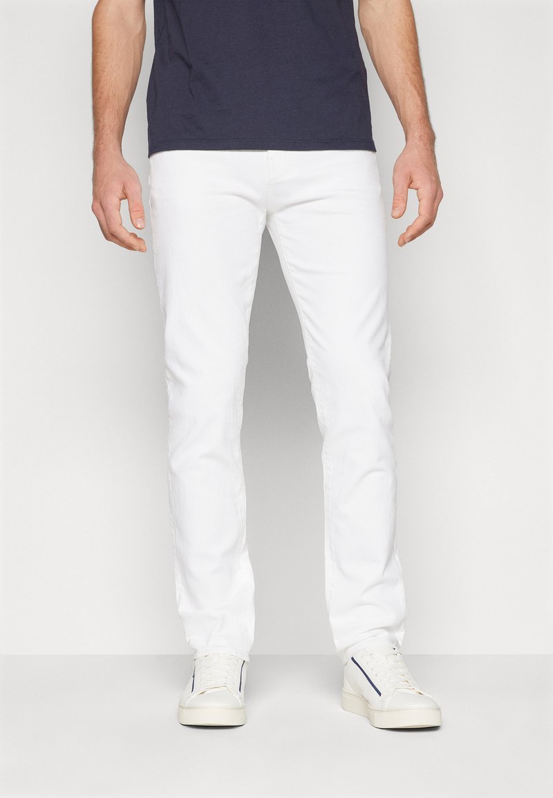Armani Exchange Traperice ravnih nogavica - white