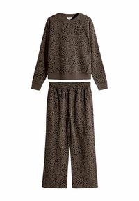 Brunt set med långärmad sweatshirt och vida byxor med svart leopardmönster, elastisk midjeband på byxorna, ribbade muddar och fåll på sweatshirten.