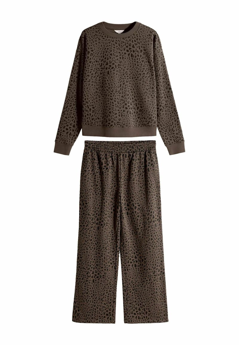 Brunt set med långärmad sweatshirt och vida byxor med svart leopardmönster, elastisk midjeband på byxorna, ribbade muddar och fåll på sweatshirten.