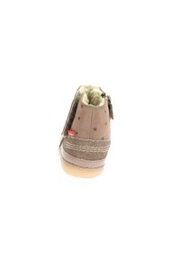 Stivaletto marrone con motivo a stella, chiusura con zip, fodera morbida e suola in gomma; combina materiali scamosciati e tessili.