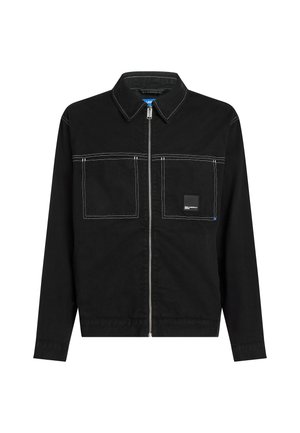 Czarna kurtka z długim rękawem, z zamkiem błyskawicznym z przodu, dwiema kieszeniami na piersi, białym kontrastowym przeszyciem oraz małą czarną łatą z logo na prawej kieszeni.