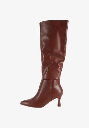 Stivali al ginocchio marroni con una finitura liscia e lucida, punta affusolata e tacco sottile. Il design presenta morbide pieghe nella parte superiore.