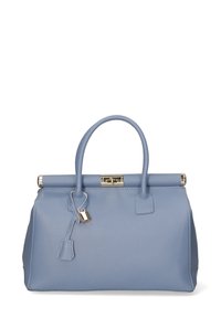 Lichtblauwe leren handtas met een gestructureerde vorm, dubbele handvatten bovenop en een metalen sluiting. Voorzien van een leren label en een gestructureerd oppervlak.